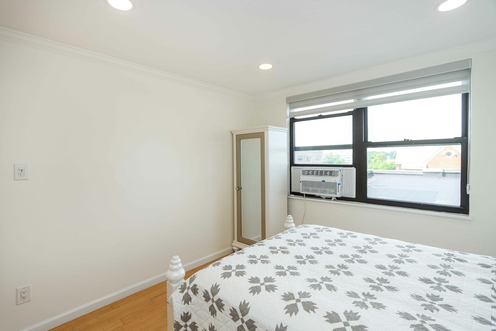 7 Bond St, Great Neck 12